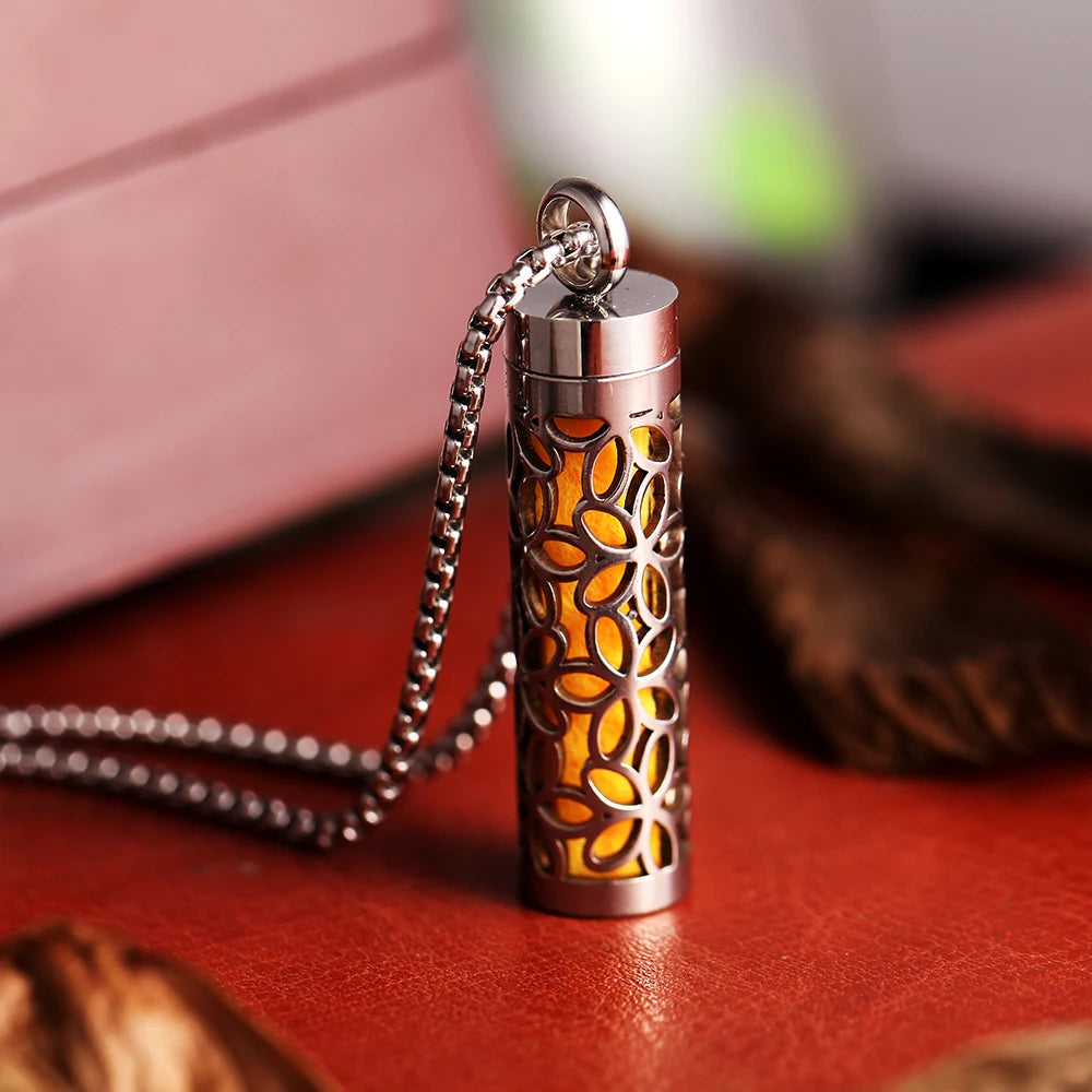 Chic Stainless Steel Aromatherapy Necklace - Essential Oil Diffuser Locket